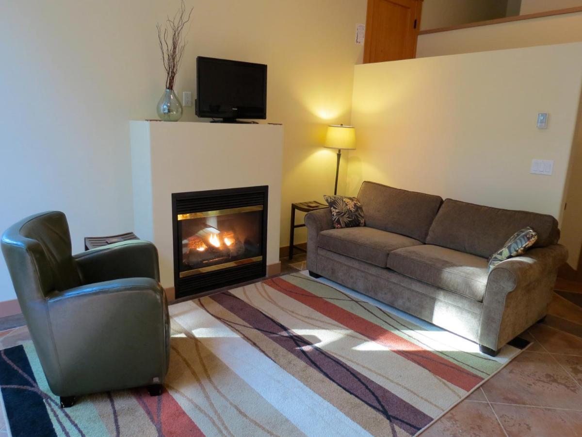 Cobble Wood And Bird Sanctuary Guest Houses Tofino Room photo